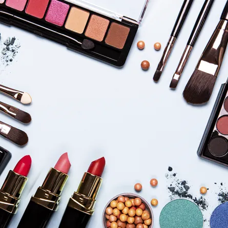 4 مكونات في مستحضرات المكياج تضر بالبشرة الجافة