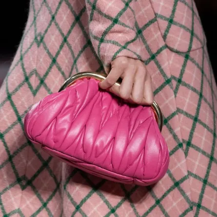 درجات الباستيل الهادئة تسيطر على إكسسوارات الموسم