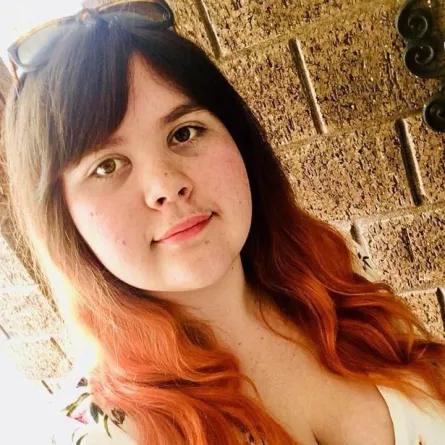 سمكة قرش تهاجم فتاة وتسحبها الى عمق المياه 