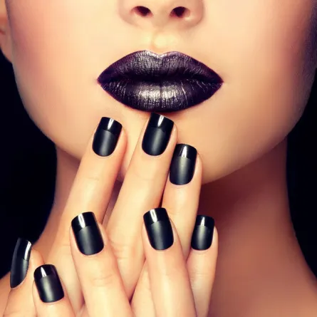 أبرز صيحات الأظافر باللونين الأبيض والأسود