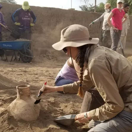 كيف يحدد علماء الآثار مواقع الحفريات؟