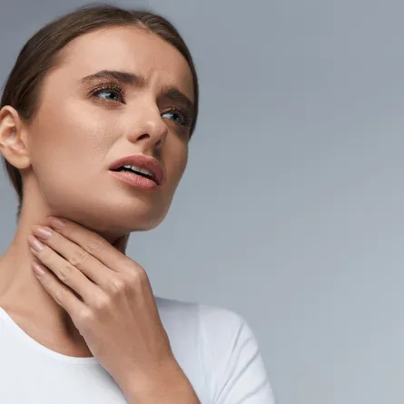 كيف نميز بين التهاب الحلق العادي وذلك الناتج عن الإصابة بفيروس كورونا؟ 