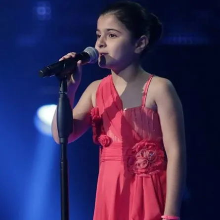 شاهد نجمة "ذا فويس كيدز" ميرنا حنا تثير الجدل بإطلالتها الجديدة