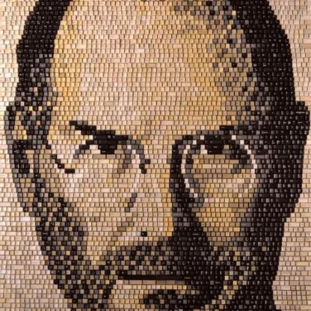 يصمم وجوه المشاهير باستخدام لوحات مفاتيح الكمبيوتر القديمة