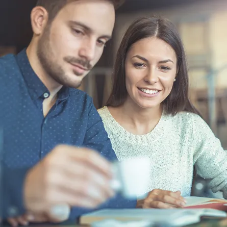 علامات الحب عند الفتاة بلغة الجسد