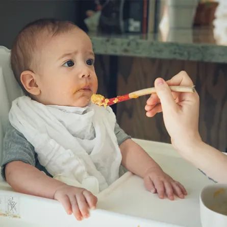 10 أطعمة صحية تساعد في منع الإمساك عند الأطفال