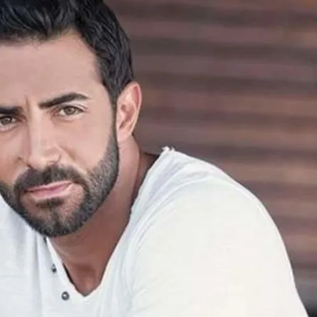 كارلوس عازار  يعود إلى الرومانسية