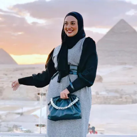 مدونات الموضة المحجبات يتألقن بالفساتين الشتوية