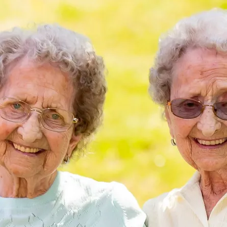 كورونا يقضي على إحداهما.. أشهر توأم بريطاني يفترقان بعد 96 عامًا 