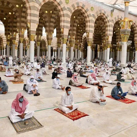 السعودية تمنع صلاة الجنازة في المساجد