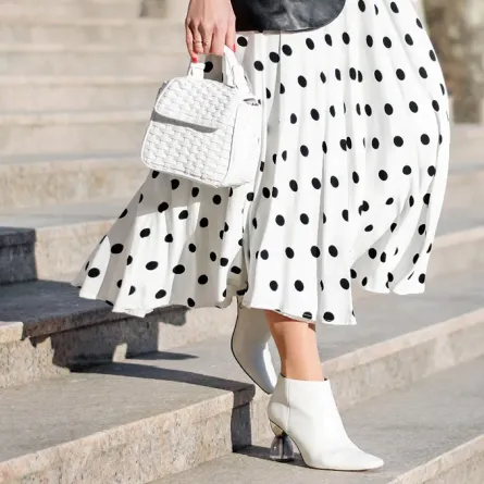 أحدث موديلات الحذاء الأبيض موضة شتاء 2021