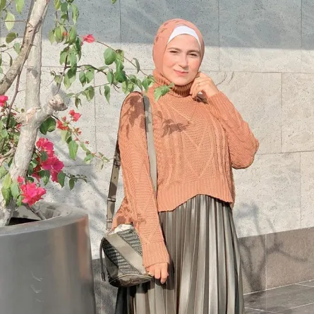 تنسيق موضة البلوفر القصير مع الحجاب من وحي مدونات الموضة