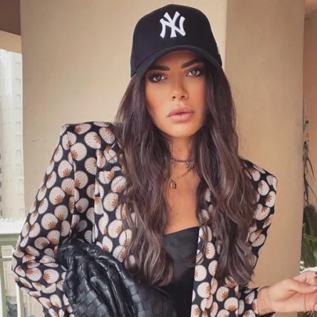 العنود بدر تسجّل إطلالات عصرية وجريئة مع بداية عام 2021!