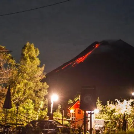 انفجار بركان ميرابي  في إندونيسيا