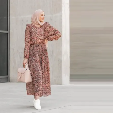 الحذاء الرياضي وأسلوب انتعاله مع الفستان