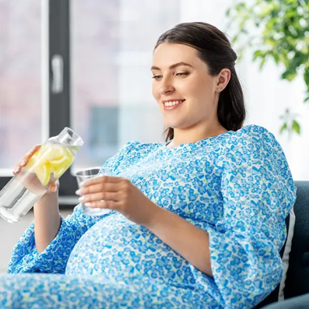 فوائد شرب الماء والليمون على الريق للحامل