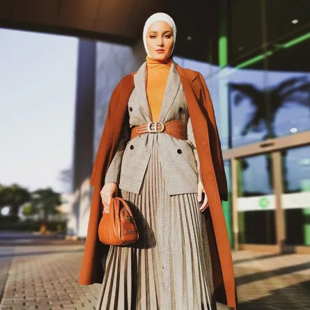 طريقة تنسيق المعطف الطويل مع التنورة من وحي مدونات الموضة