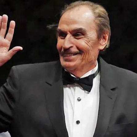 صفحات مضيئة من حياة الراحل عزت العلايلي: عاشق القراءة وبكى زوجته قبل وفاته