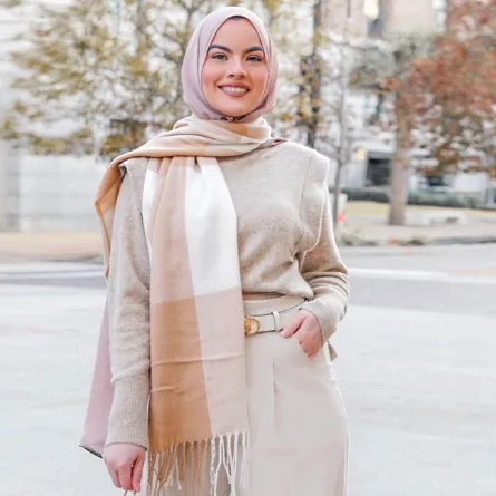 كيف تنسقين السكارف الطويل مع أزياء الشتاء