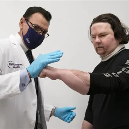 نجاح أول عملية مزدوجة لزراعة وجه ويدين في العالم