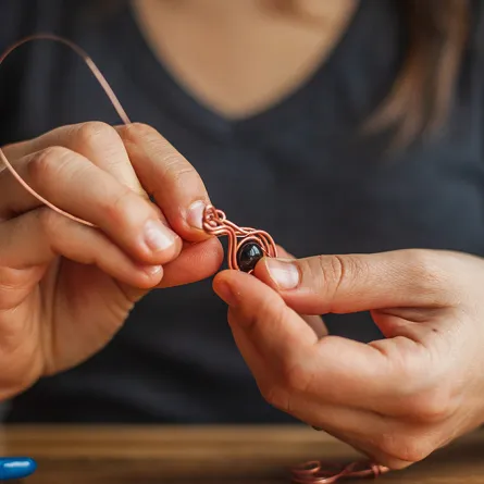 ريفية احترفت فن المجسمات بالأسلاك ولم تعلم أنه عالمي