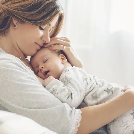 تطورات الطفل في الشهر الأول