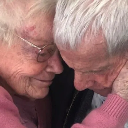 زوجان مسنان يلتقيان بعد أن فرقهما كورونا لمدة عام