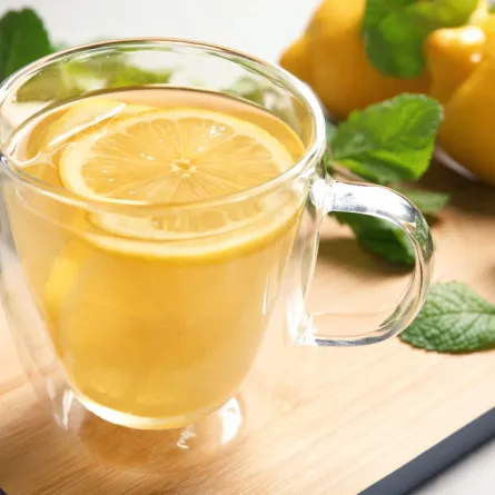 الماء الساخن مع الليمون في الصباح.. ما قصة هذه الوصفة الرائجة؟