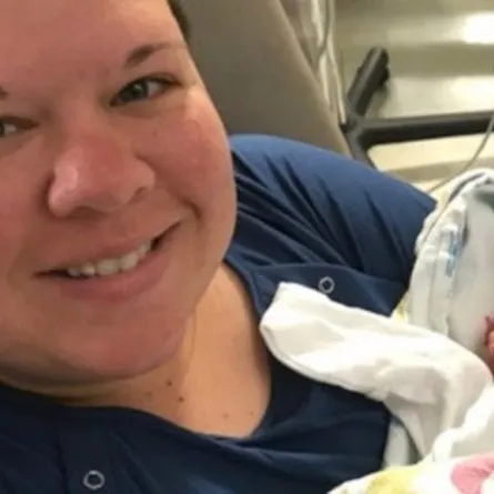 سيدة تنجب طفلتها الوحيدة بعد عام كامل على وفاة زوجها