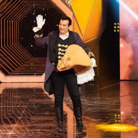 إيهاب توفيق يتوج فائزاً بالموسم الأول من برنامج The Masked Singer- إنت مين؟