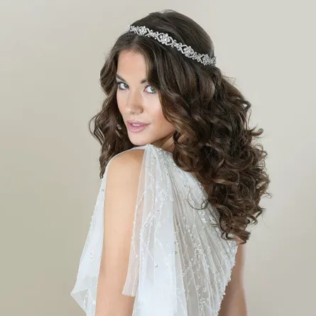 تسريحات عروس مع غرة مقسومة لإطلالة ناعمة