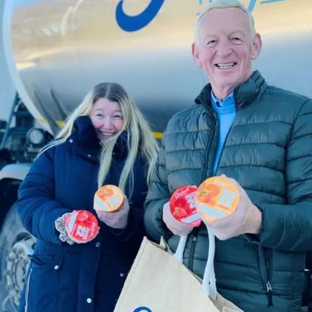 امرأة حديدية تدفع بشاحنة أعلى تل في ظل عاصفة ثلجية