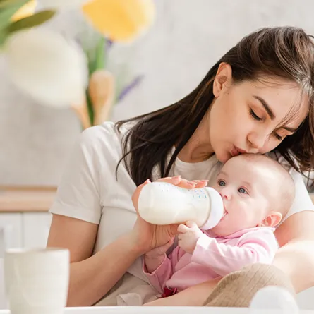 كيفية إطعام الطفل الرضيع في الشهر الثالث