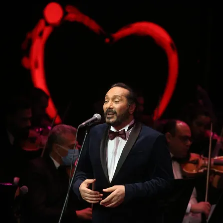 علي الحجار يختتم حفلات يوم الحب بالدموع