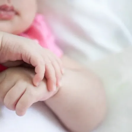 طبيب يبيع رضيعًا بعد عجز والديه عن دفع نفقات الولادة