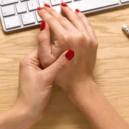 أسباب مرض الروماتويد وعلاجه