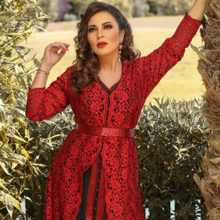 القفطان الأحمر من النجمات المغربيات