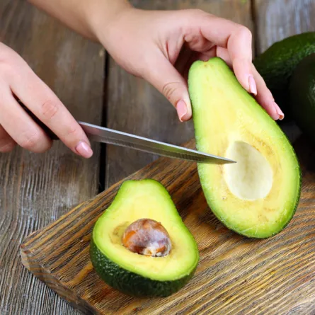 فوائد الأفوكادو للنساء في تقوية المناعة وتحسين الصحة الجلدية