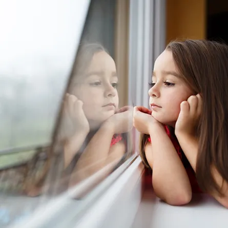 كيفية التعامل مع الطفل الانطوائي