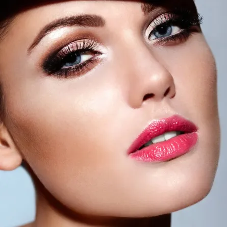 أفضل سيروم لتطويل وتكثيف الرموش