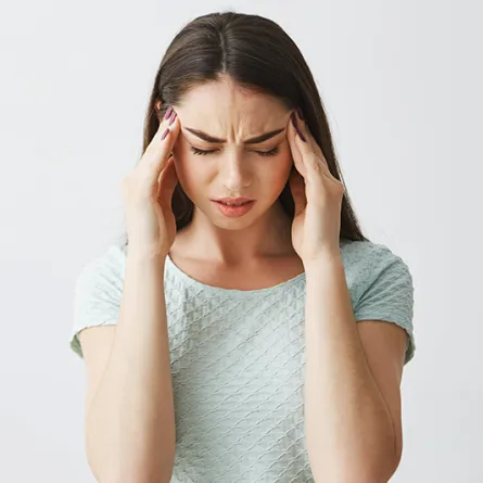 الصداع.. اكتشفي بعض الأسباب الخفية والعلاجات الطبيعية