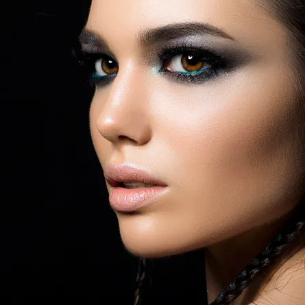 طريقة وضع الآيشادو تحت العين