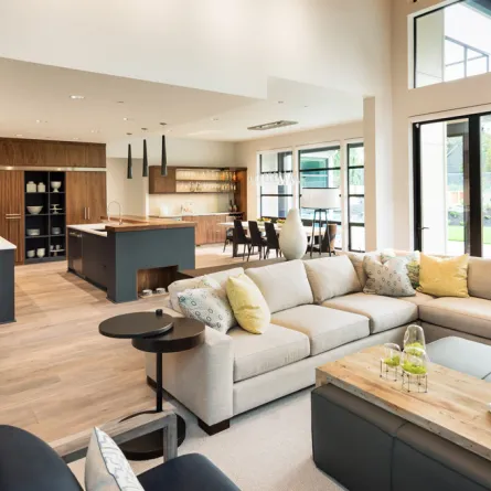 أفكار لدمج غرفة المعيشة والمطبخ