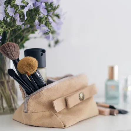 خطوات إزالة بقع المكياج من الشنطة