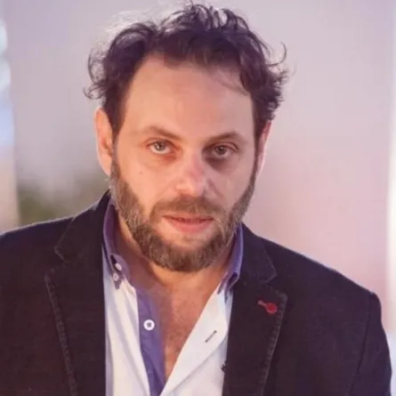 سيف الدين سبيعي ينشر كواليس "على صفيح ساخن"