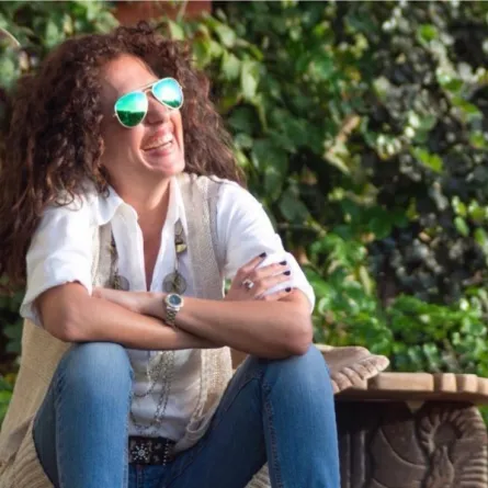 المذيعة لينا شاكر في جلسة تصوير بعد الإصابة بالسرطان وتروي تفاصيل رحلة مرضها والشفاء