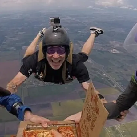  مغامرون يتناولون وجبة بيتزا على ارتفاع 14 ألف قدم