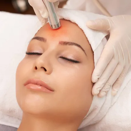 العلاج بالضوء الأحمر تقنية ثورية في مجال العناية بالبشرة.. إليك الدليل الكامل