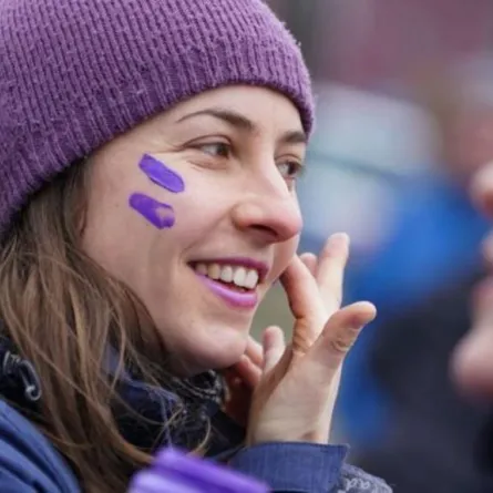 مناسبات عديدة تجعل شهر مارس شهر المرأة.. وهذه ألوان يومها العالمي