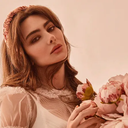 بالصور.. ستيفاني صليبا تشكر شقيقتها والجمهور معجب بجمالها